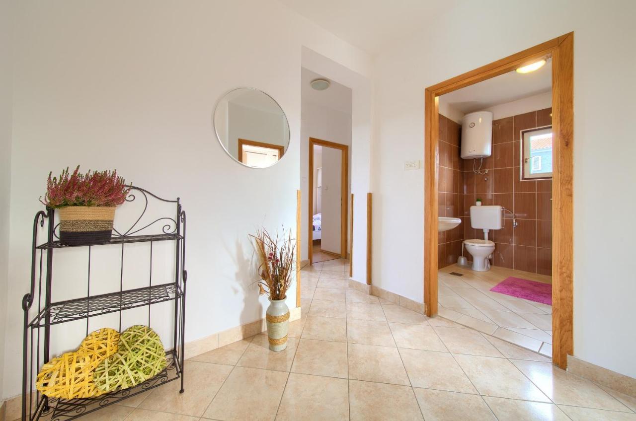 Rasopasno Apartment With Terrace And Private Parking Luaran gambar