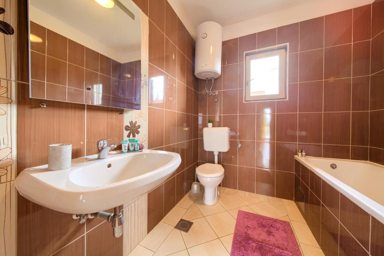 Rasopasno Apartment With Terrace And Private Parking Luaran gambar