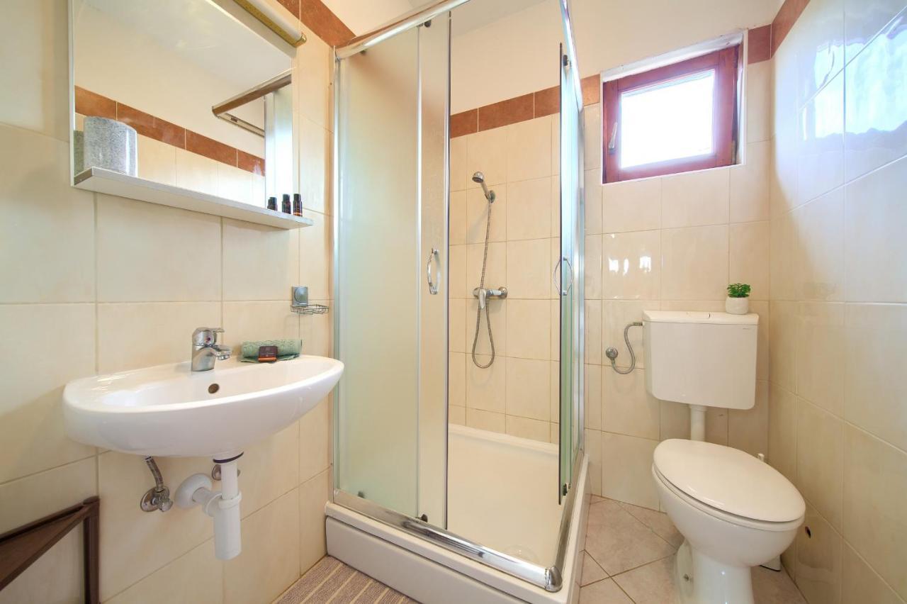 Rasopasno Apartment With Terrace And Private Parking Luaran gambar